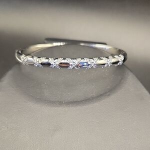 Elegant Silver Bracelet with Gemstone Accents and Delicate Design